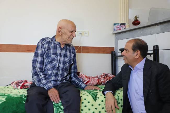دیدار و دلجویی مدیرکل بنیاد مرکزی با والدین گرامی شهید «قنبرعلی عباسی»