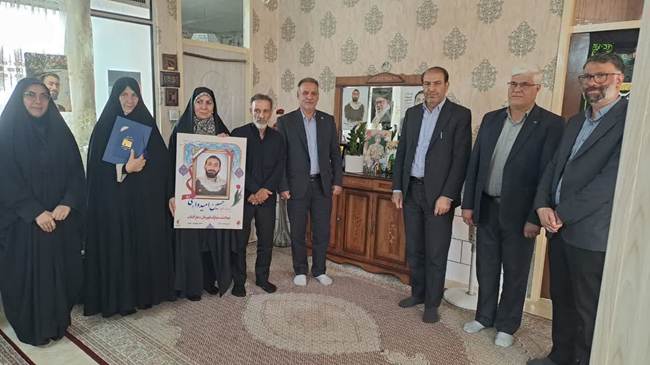 دیدار و تجلیل مدیرکل بنیاد مرکزی با خانواده شهید جنگ رمضان «حسین امیدواری»