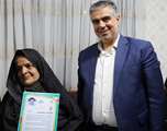 دیدار استاندار مرکزی با مادر گرانقدر شهید «ناصر هاشمی» در شهرستان خنداب