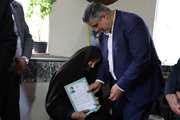 دیدار استاندار مرکزی با خانواده گرانقدر شهید «صادقعلی شمسی» در روستای باغ بر آفتاب 