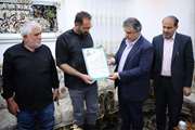 دیدار استاندار مرکزی با خانواده شهید والامقام امید کارچانی از شهدای جنگ رمضان