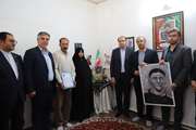 دیدار و تجلیل استاندار مرکزی از خانواده شهید جنگ رمضان «رضا رحمانی» 